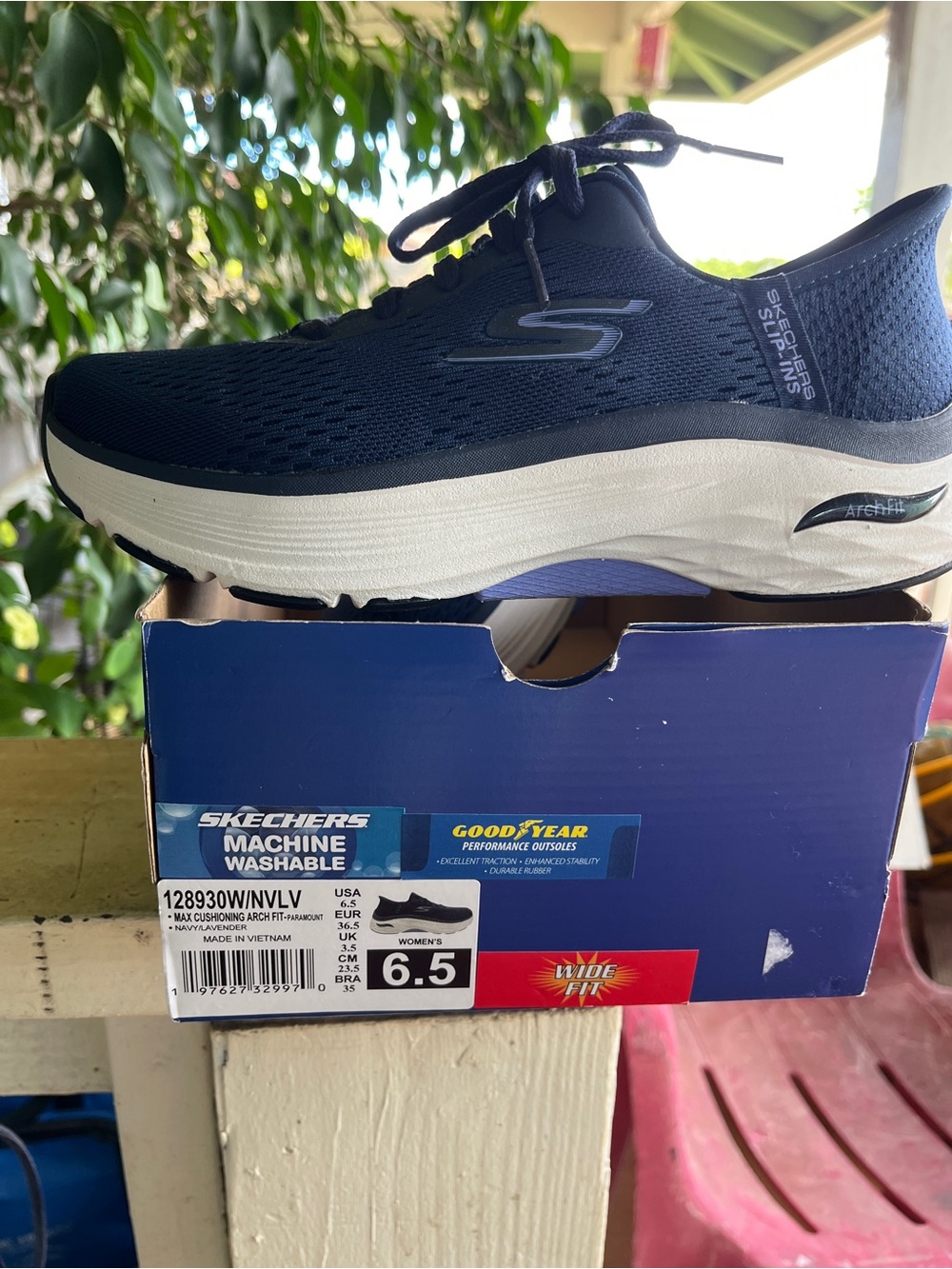 Skechers max cushioning arch fit - 6.5 women’s shoes - navy/lavender